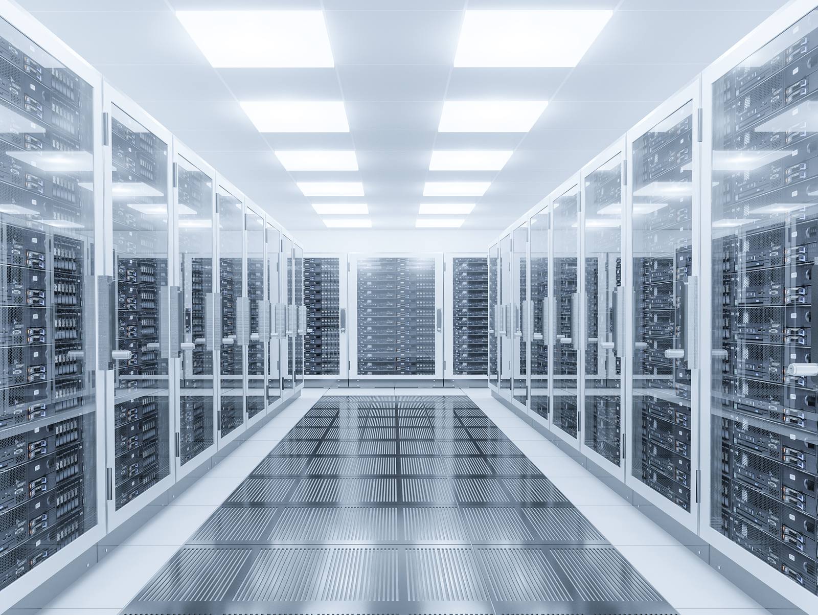 Heller Serverraum mit Glasschränken und Serverreihen