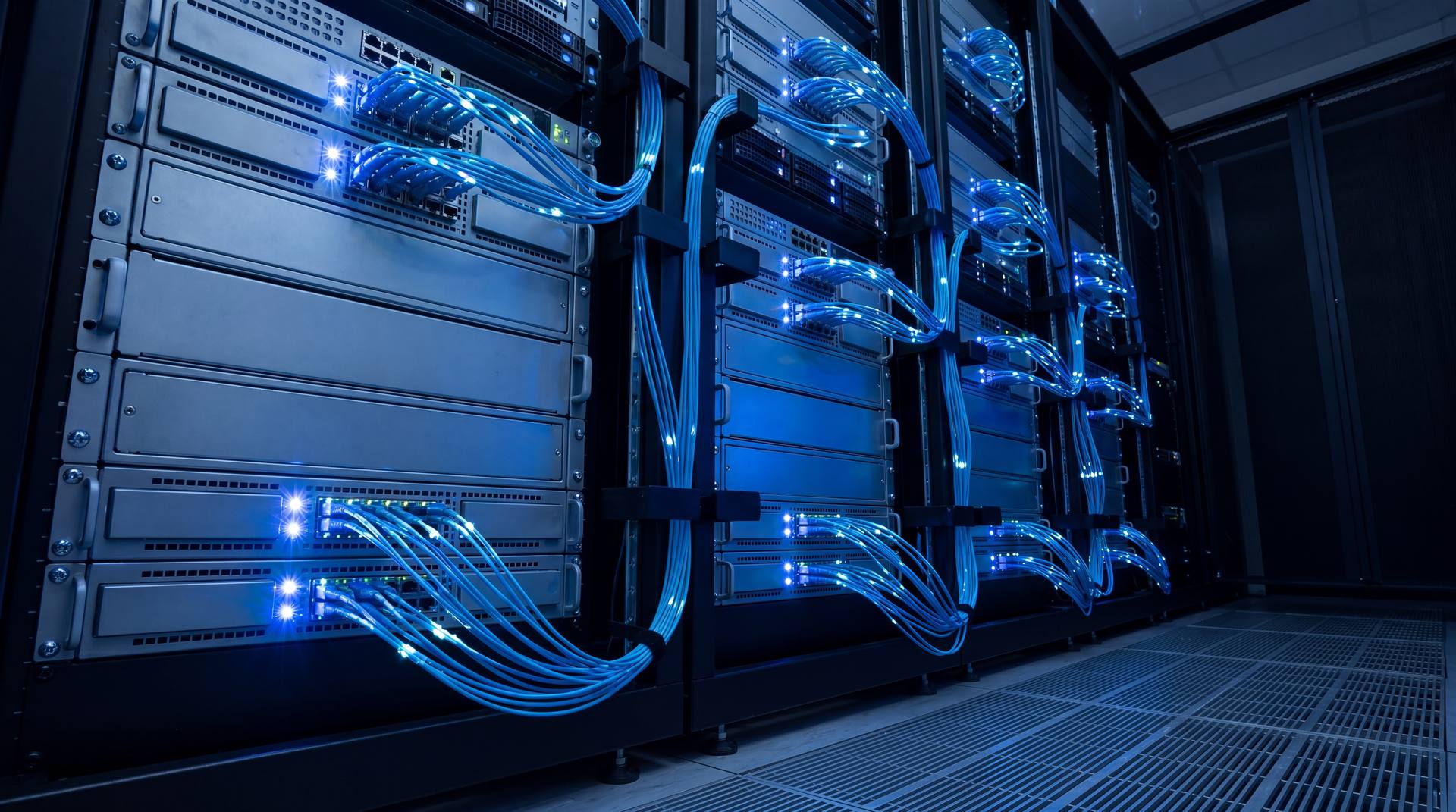 Serverrack mit blau beleuchteten Glasfaserkabeln